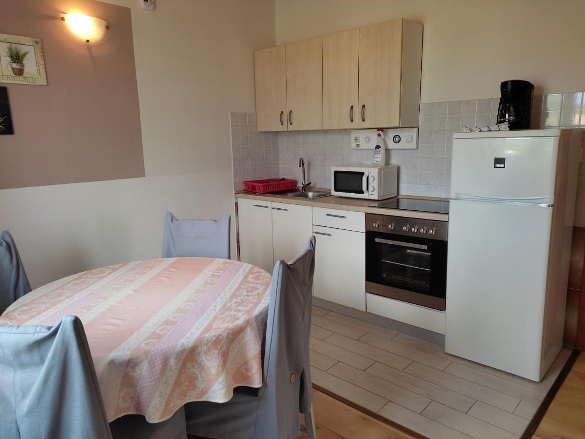 Apartment Arba 1 With Heated Pool Rab Town Luaran gambar